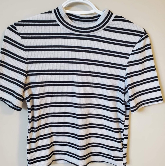 Black and white stripes crop top - Picture 7 of 7